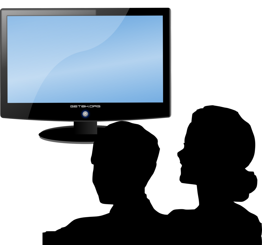 TV, davor ein Paar